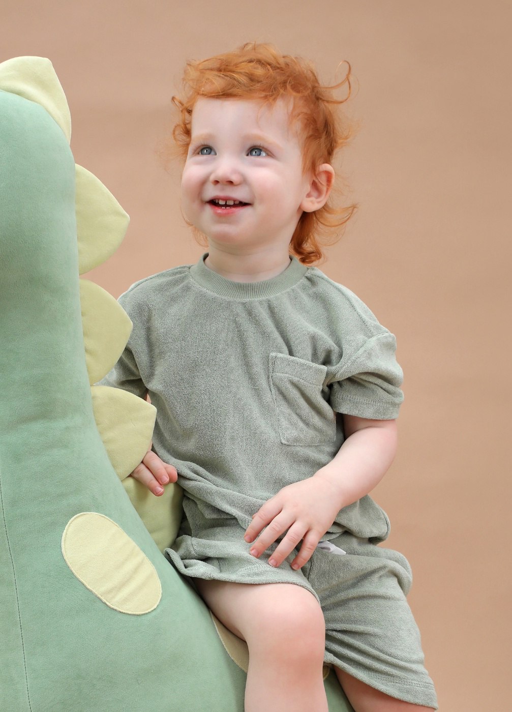 07764088-40 Махровая футболка для мальчика Неженка оливковый, все фото 5