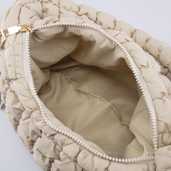 02802415-70 Детская дутая сумочка с подвеской для девочки для девочки бежевый фото №4