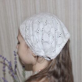 07811707-40 Белая косынка на резинке Сердечки для девочки белый