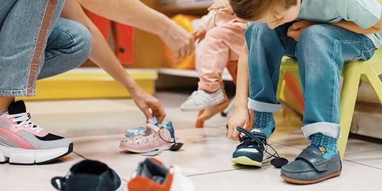 Как правильно покупать обувь для детей