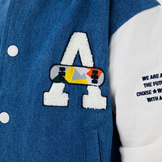 07757069-40 Джинсовая куртка-бомбер для мальчика для мальчики синий + бежевый фото №6